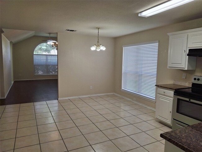 Building Photo - 2421 Collier Dr