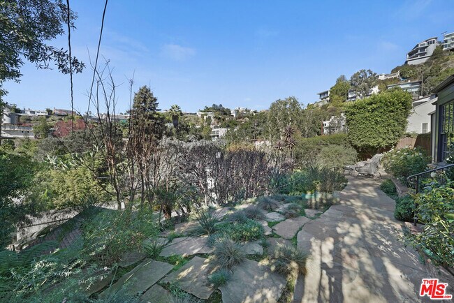 Foto del edificio - 1522 Forest Knoll Dr