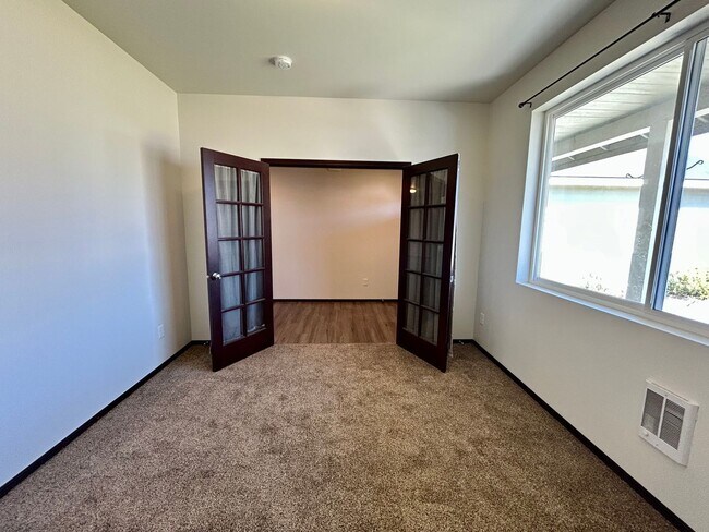 Building Photo - Beautiful Home with Quartz Countertops!