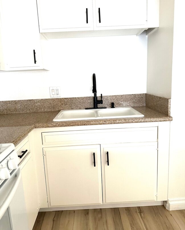 Foto del edificio - 1670 W Broadway