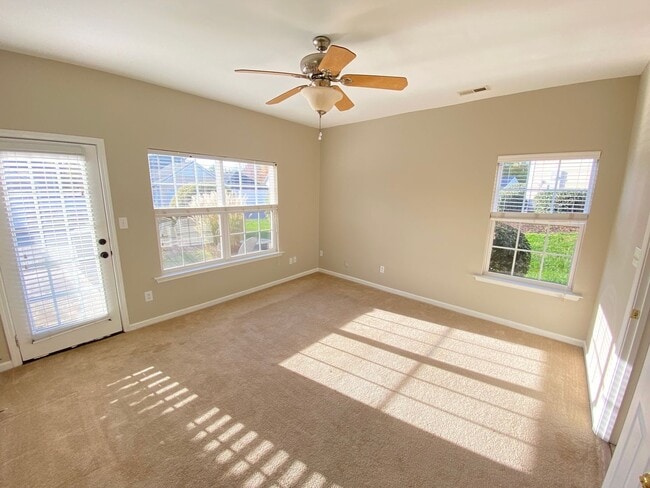 Foto del edificio - Three Bedroom Townhome In Caldwell Station With primary Bedroom On Main