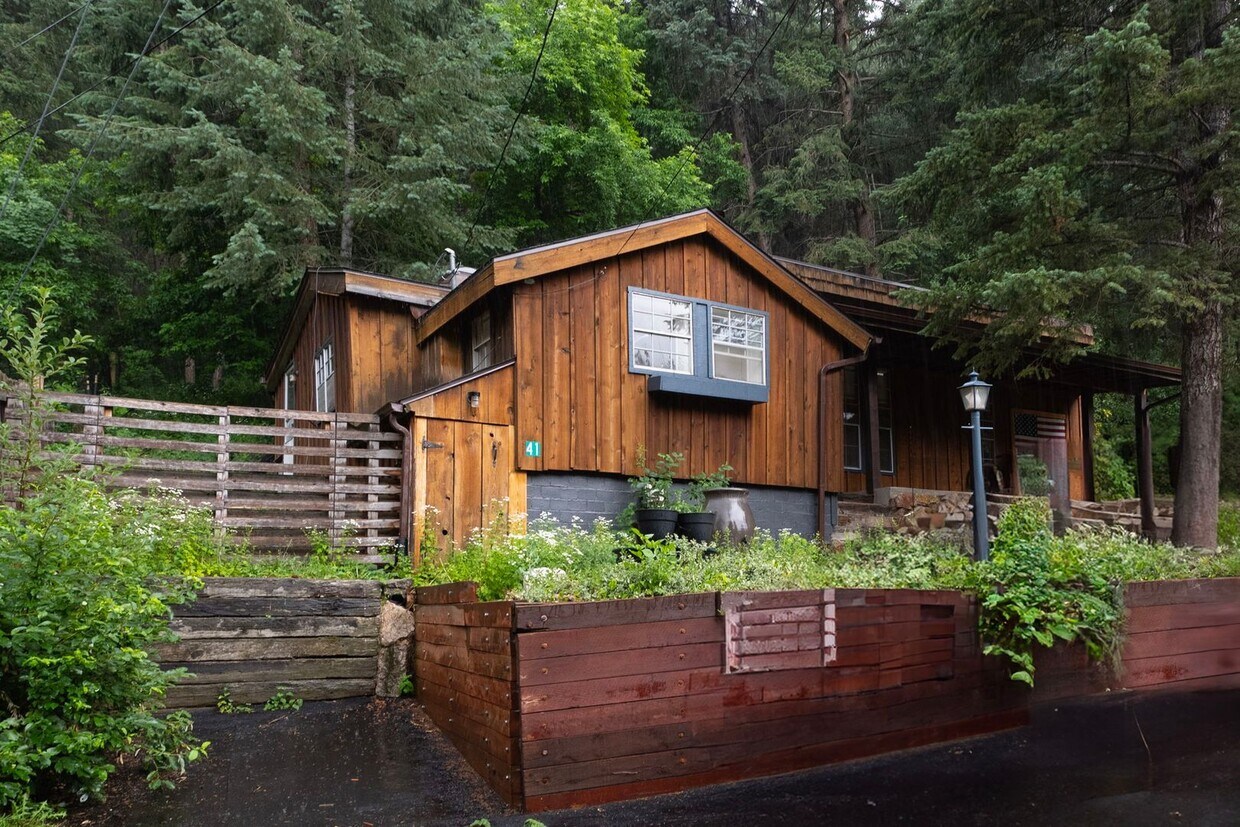 Foto principal - 2 Bedroom 1 Bath Home Next To Boulder Creek!