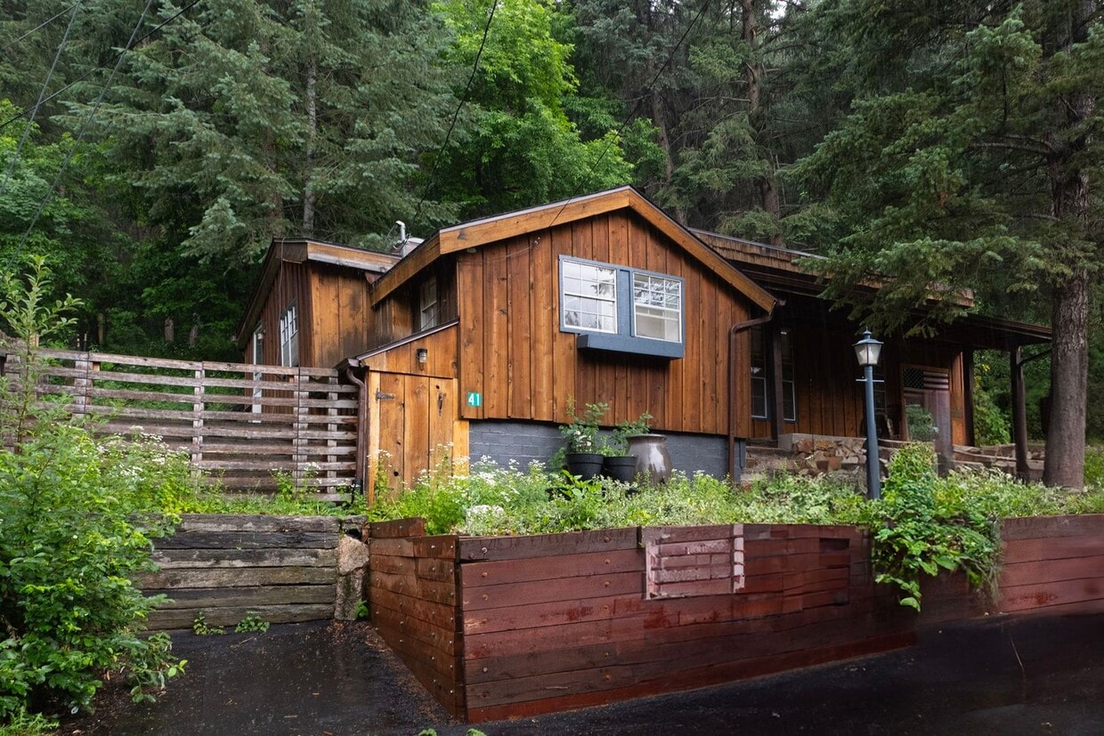 Primary Photo - 2 Bedroom 1 Bath Home Next To Boulder Creek!