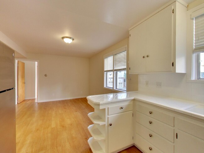 Building Photo - One Month Free! Prime Telegraph Hill Locat...