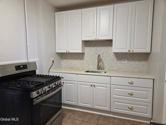 Foto del edificio - 669 Pawling Ave