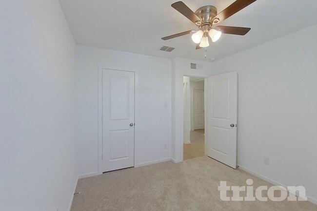 Foto del edificio - 831 Ginkgo Wy