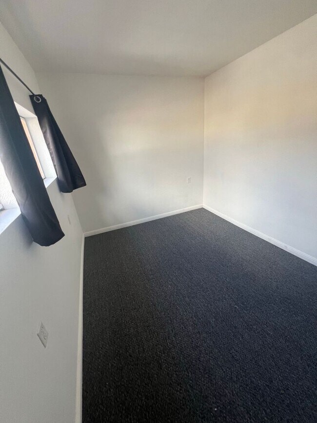 Foto del edificio - Cozy 3-Bedroom Duplex Across from the Park!