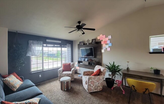 Foto del edificio - Spacious 4BR Home with Walkout Deck & Attached Garage!