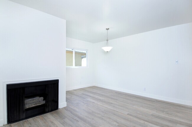 Building Photo - 320 E Stocker St