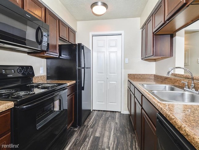 Building Photo - 1 br, 1 bath Apartment - 16540 Henderson Pass