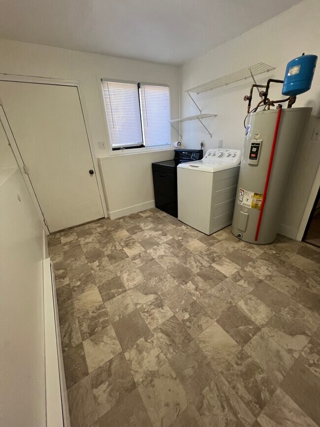 Laundry Room - 522 S Johnson St