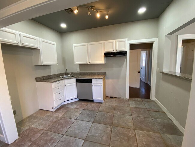 Foto del edificio - 3 Bedroom House Available in OKC