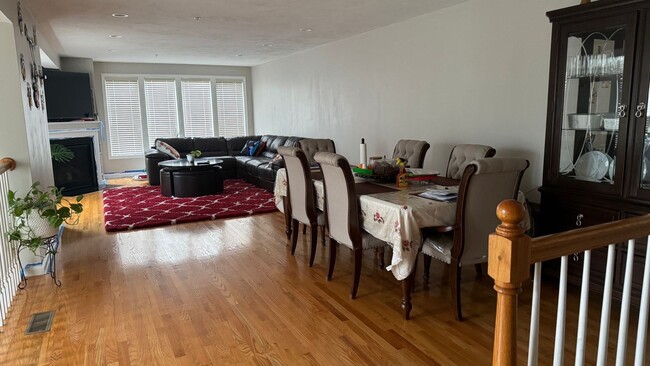Building Photo - 11 Queen Isabella Way