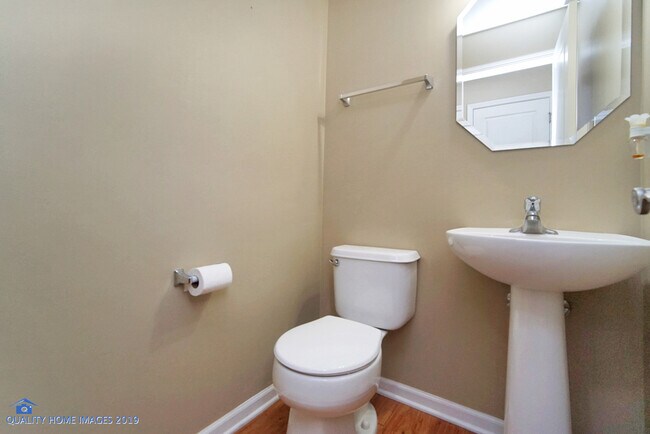 Building Photo - 112 W Chatham Ln