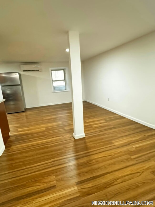 Building Photo - 684 Parker St