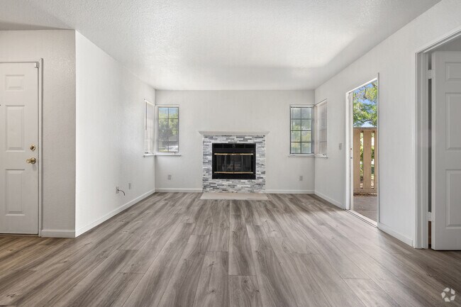 2 habitaciones, 2 baños, sala de estar de 900 pies cuadrados - Monterey Village