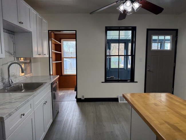 Building Photo - 15 Freestone Ave