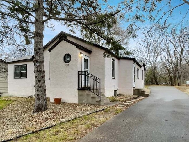 Building Photo - 2022 English St