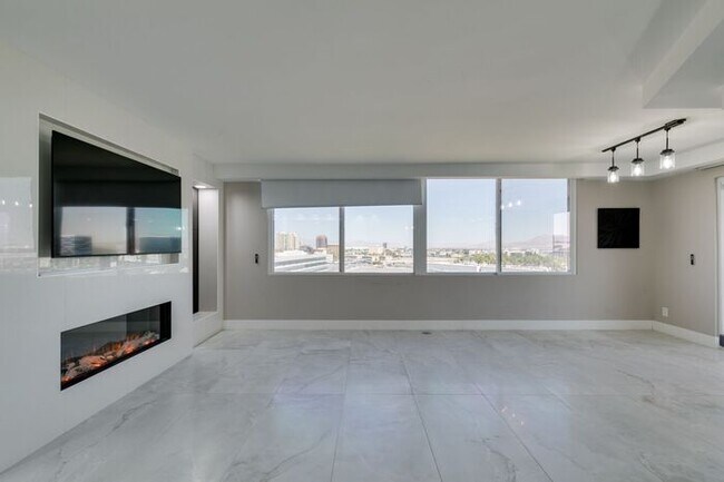 Foto del edificio - Elevated Penthouse Living with Private Terrace & Resort-Style Amenities