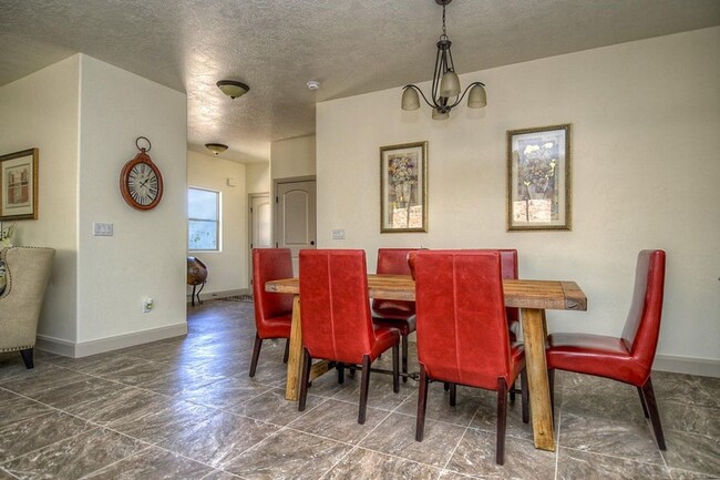 Building Photo - Creekside Townhome!