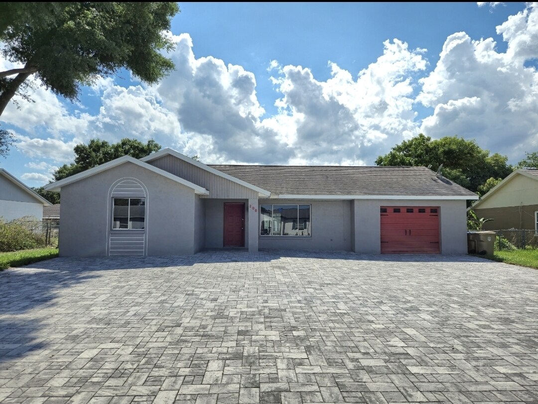 Primary Photo - 108 Loredo Ln