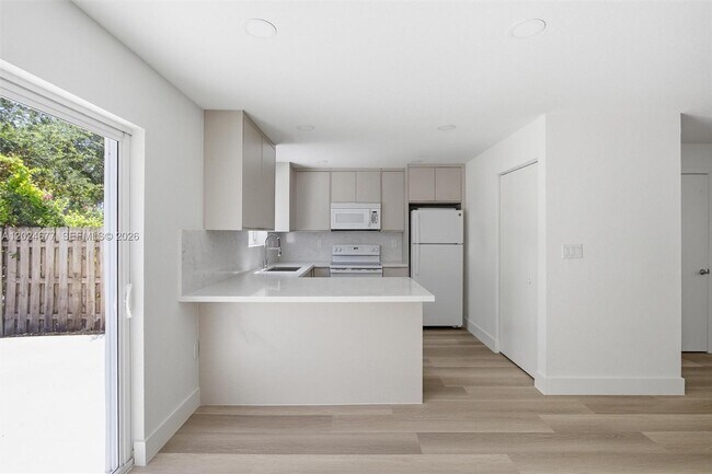 Foto del edificio - 82 SW 3rd Ct