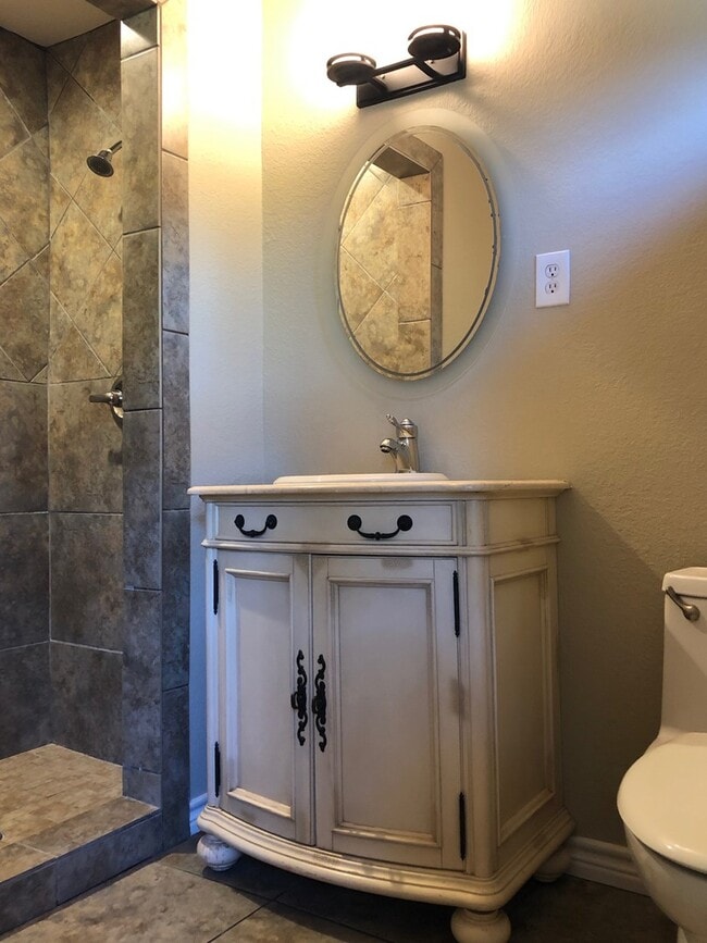 Foto del edificio - 3 Bedroom / 2 Bath / 2 Car Garage and Carp...