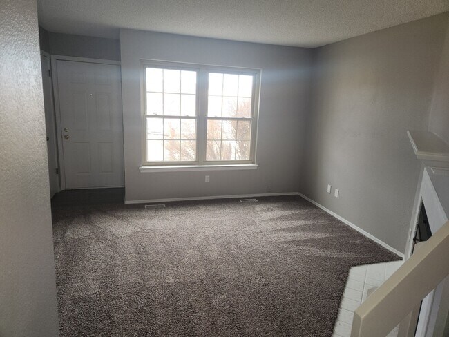 Foto del edificio - 8069 Lexington Park Dr