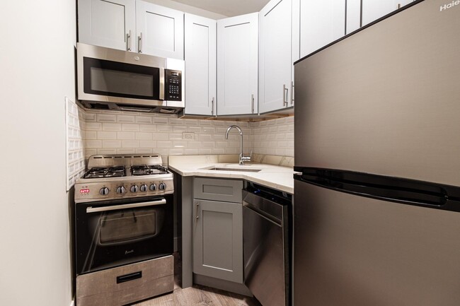 Building Photo - 505 W Belmont Ave