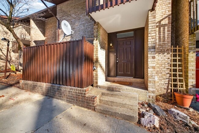 Building Photo - 9250 Three Oaks Dr