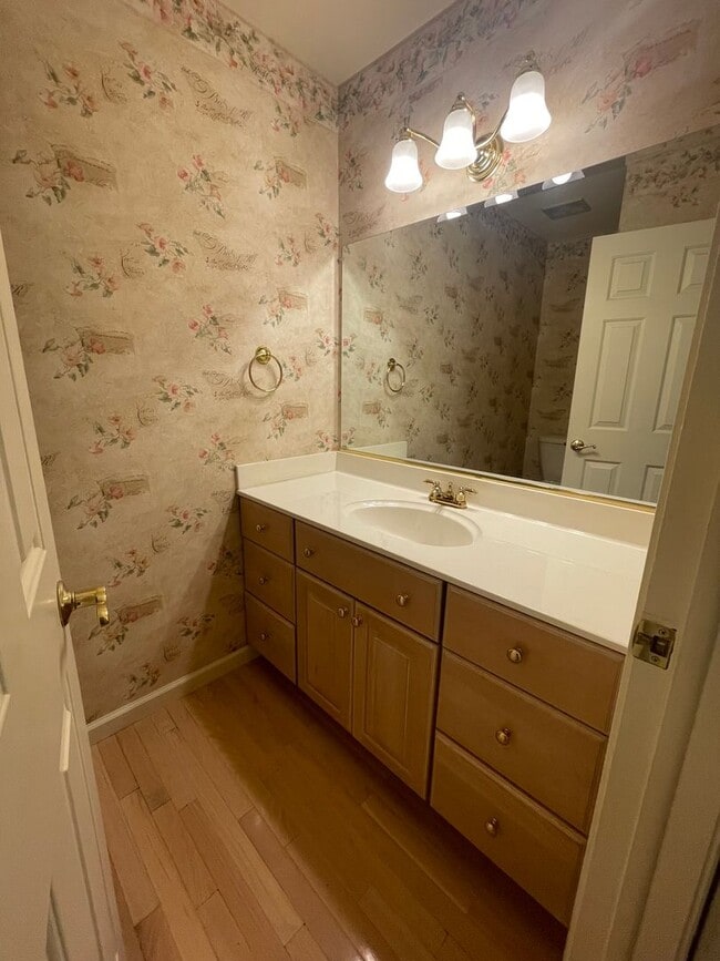 Building Photo - Updated End-Unit Condo in Earhart Village – Prime Location!