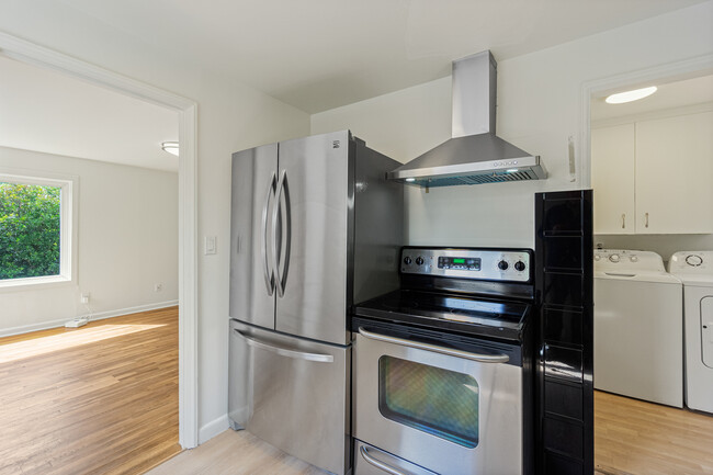 Building Photo - 6522 16th Ave SW