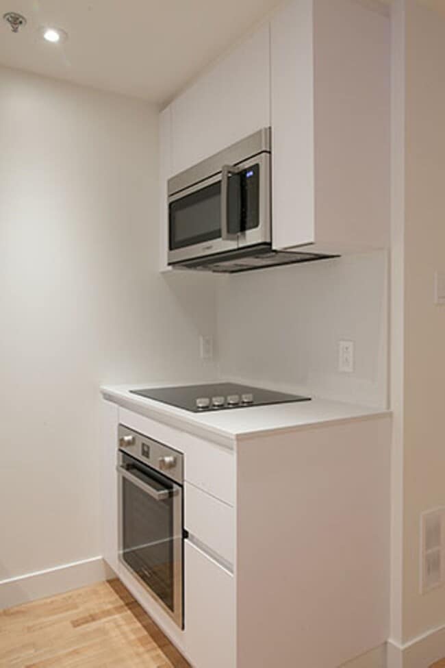 Building Photo - 25 Av des Pins O