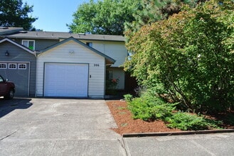 Building Photo - 206 NE Powderhorn Dr