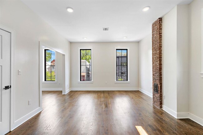 Building Photo - 133 Hutton St