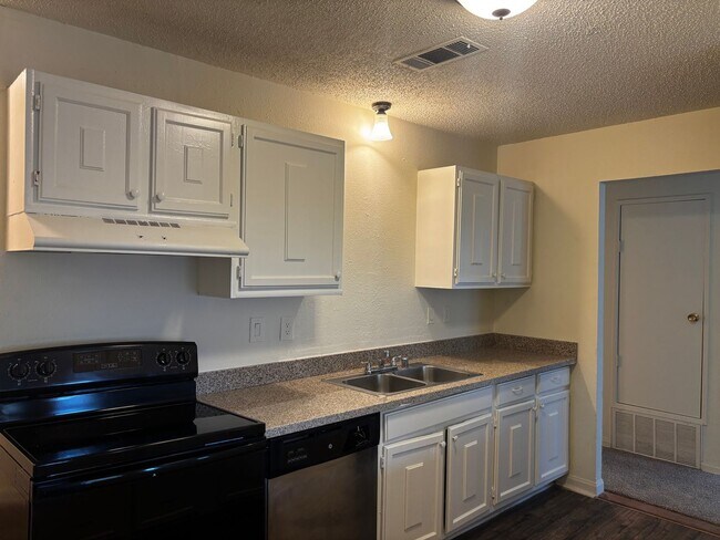 Building Photo - 3 Bedroom 2 Bath