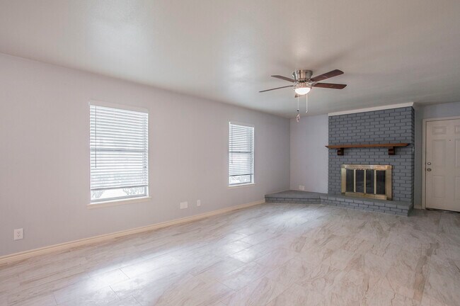 Building Photo - 202 Live Oak Dr