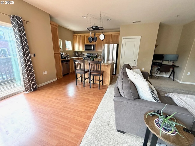 Building Photo - Spacious 2BD/2.5BA Townhome in the Heart o...