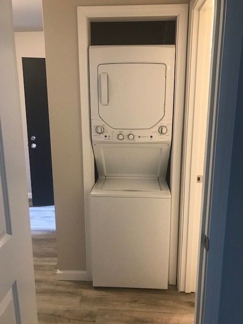 Building Photo - SPACIOUS 2 BEDROOM