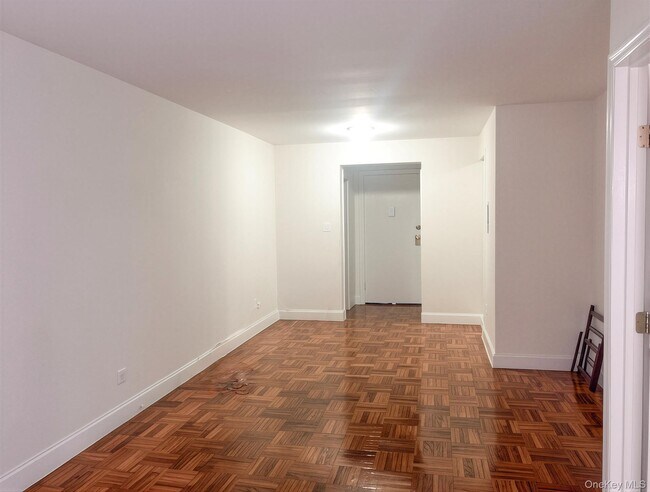 Foto del edificio - 108-50 62nd Dr