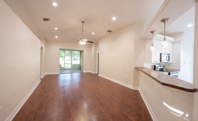 Building Photo - 520 Rangewood Dr SE