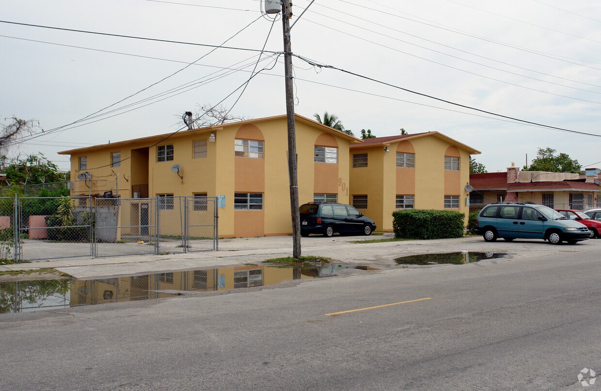 Primary Photo - 901 NW 28th St
