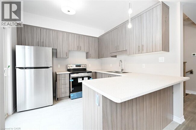 Building Photo - 8 Renfrew Trl