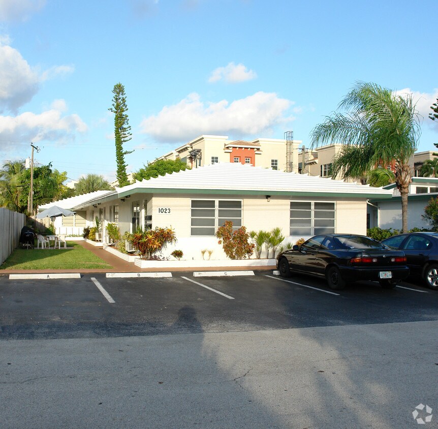 Primary Photo - 1023 N Victoria Park Rd