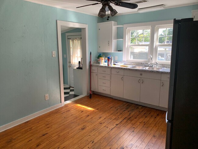 Building Photo - Cozy Cottage, Small Town Charm