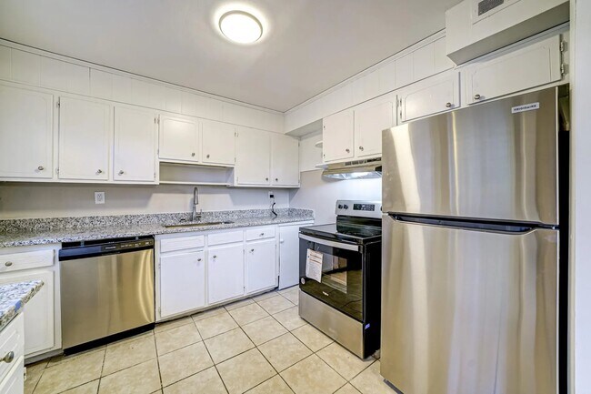 Building Photo - 693 Aldrich St NE