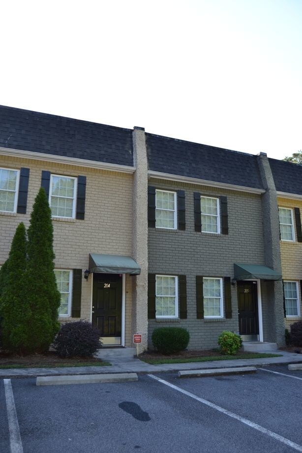Building Photo - Cute 2 bedroom 1.5 bath home