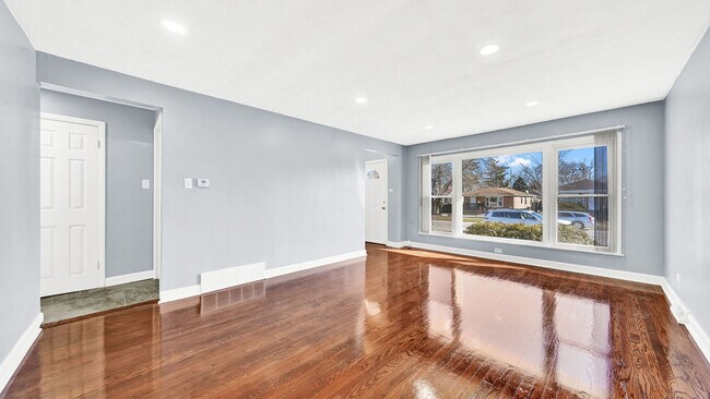 Building Photo - 15326 Lincoln Ave
