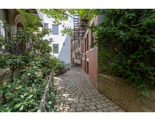 Foto del edificio - 12 Greenough Ln