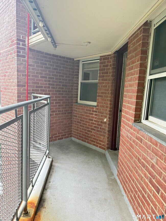 Foto del edificio - 71 Strawberry Hill Ave